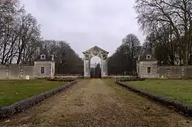 Gran hemiciclo de la entrada (se conservan los pabellones y la puerta).