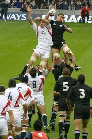 La selección inglesa de rugby (de blanco) contra los All Blacks.