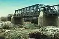 Puente de mayor tamaño construido en los años 1930 junto al original, que se puede apreciar al fondo.