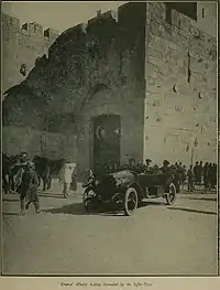 Allenby delante de la puerta de Jaffa en 1917.