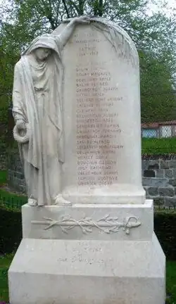 Monumento a  los muertos de Allonville. Trabajo del escultor Athanase Fossé. Se levanta junto a la iglesia. Fosse no cobró por esta obra al ser natural de esta población, donde está enterrado.