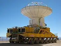 Telescopio siendo transportado en el recinto de las Instalación de Montaje (SEF).