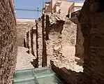 Restos de la estructura de la fuente de triple arco junto a la qubba.