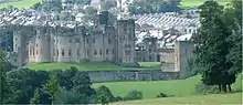 El Castillo de Alnwick fue una de las principales locaciones de Harry Potter y la piedra filosofal, específicamente para las escenas del colegio Hogwarts.