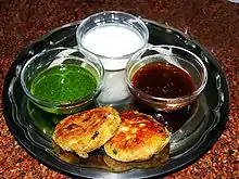 Aloo tikki, chutneys, y dahi.