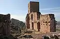 Vista del muro norte, se pueden ver los restos del palas y la torre.