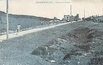 Ciclistas coronando la cima de Ibañeta