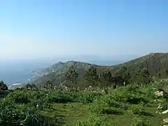 Alto Do facho, con el faro de punta Couso las islas Ons al fondo.