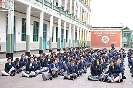 Alumnos en una izada de bandera en 2012.