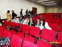 Alumnos en el salón auditorio de la Facultad de Ciencias Económicas, de la UNNE.