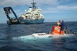 Submarino Alvin junto al buque de apoyo Atlantis II.