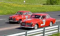 Un Saab 96 (izda) y un Volvo Amazon (dcha) en una carrera