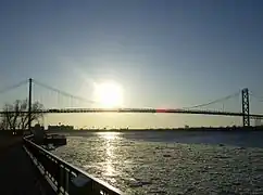 El puente en la puesta del sol desde Windsor, Ontario, Canadá.