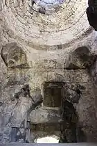 Interior del baño con vista de la cúpula.