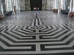 El laberinto de la catedral. En el fondo, se aprecian la variedad de dibujos que hay en el pavimento del edificio