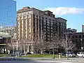 Amway Grand Plaza Hotel: esta imagen muestra el Pantlind Hotel original desde el mirador de Rosa Parks Circle.