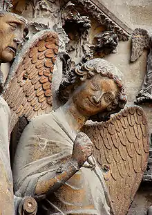 El Ángel sonriente del pórtico occidental de la catedral de Reims, gótico inicial (después de 1211).