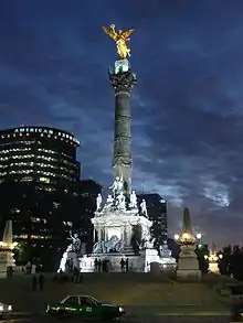 Vista nocturna de la columna