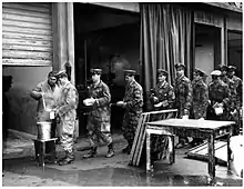Gli allievi del 59º Corso Sottufficiali Carabinieri, anno 1966/67, si rifocillano alla meglio