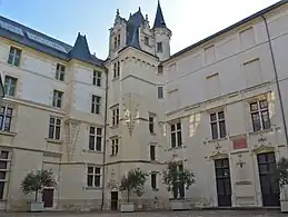 Patio interior del Logis Barrault