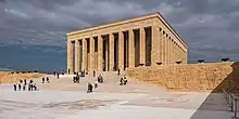 Anıtkabir en Ankara, diseñado por Emin Halid Onat y Ahmet Orhan Arda (1944–53).