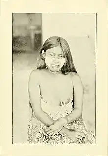 Chica Seri con piel de Pelicano.