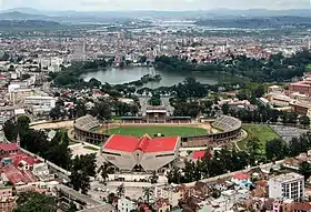 Vista del Estadio Municipal de Mahamasina con la ciudad alrededor.