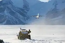 Ilyushin Il-76 de Air Almaty despegando de la pista del aerdodromo Campamento Glaciar Unión.