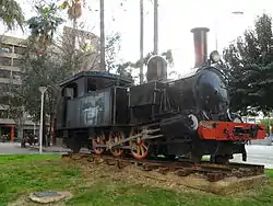 Antigua locomotora del ferrocarril Alcoy-Gandía frente a la estación de tren de Gandía.