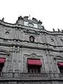 Escudo de la nación en el Palacio Municipal en el exterior del Salón de Cabildos.