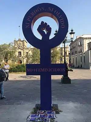 Antimonumenta contra la violencia feminicidia instalada en la Plaza de Armas de Guadalajara el 25 de noviembre de 2020 frente a Palacio de Gobierno.