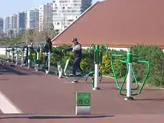 Aparatos de gimnasia, parque del Camp de la Bota.