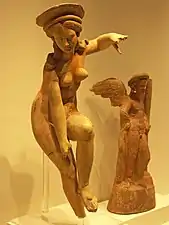 Figurilla de terracota que representa a Afrodita desatándose una sandalia, del periodo helenístico.