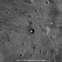 Imagen de ángulo estrecho de la etapa de descenso del LM Challenger rodeada por huellas y huellas de LRV, como se tomó en cuenta en el Lunar Reconnaissance Orbiter en 2011