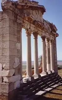 Ruinas de Apollonia cerca de Fieri