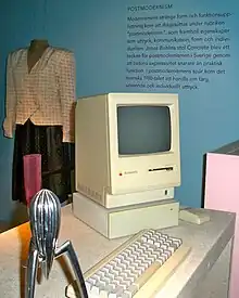 Un Macintosh en una exposición acerca del postmodernismo.