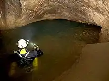 Espeleobuceador pertrechado para franquear un sifón.