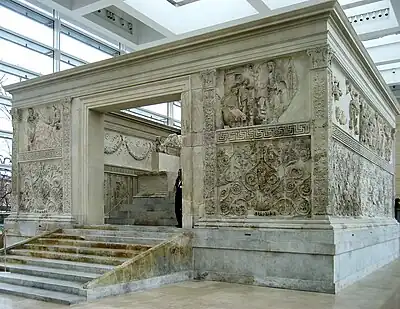 El Ara Pacis, en mármol de Carrara.