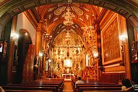 El interior.