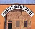 Puerta con el eslogan Arbeit macht frei en la pequeña fortaleza