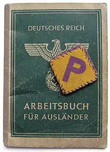 Arbeitsbuch für Ausländer (Diario laboral para extranjeros): documento de identidad para la población polaca destinada a trabajos forzados. Junto al diario, un parche con la "P", pieza que debía ir cosida a la ropa.