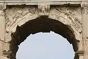 Arco de la cara oriental con el segmento central y las enjutas.