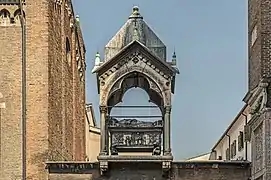 Arca de Guglielmo da Castelbarco junto a la iglesia de Santa Anastasia de Verona. Muerto en 1320, fue un condottiero partidario de los Scaglieri.