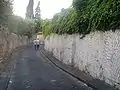 Vía San Leonardo, con un muro decorado con esgrafiado