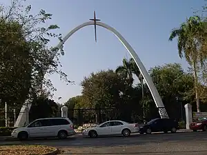 Entrada principal de la Pontificia Universidad Católica de Puerto Rico en la avenida Las Américas