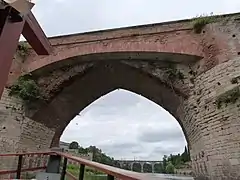 Detalle de los arcos de ladrillo soportados por los tajamares de piedra recrecidos