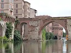 Primer vano en arco de medio punto que se salvaría originalmente mediante un puente levadizo