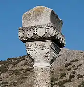 Capitel de una basílica en ruinas en Filipos en Grecia