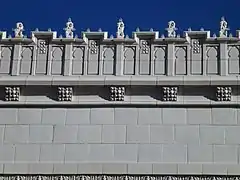 Elementos de la fachada de terracota blanca
