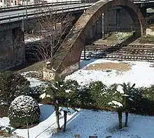 El Arco de Ladrillo nevado en invierno.